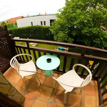 La Wave Surf House & School