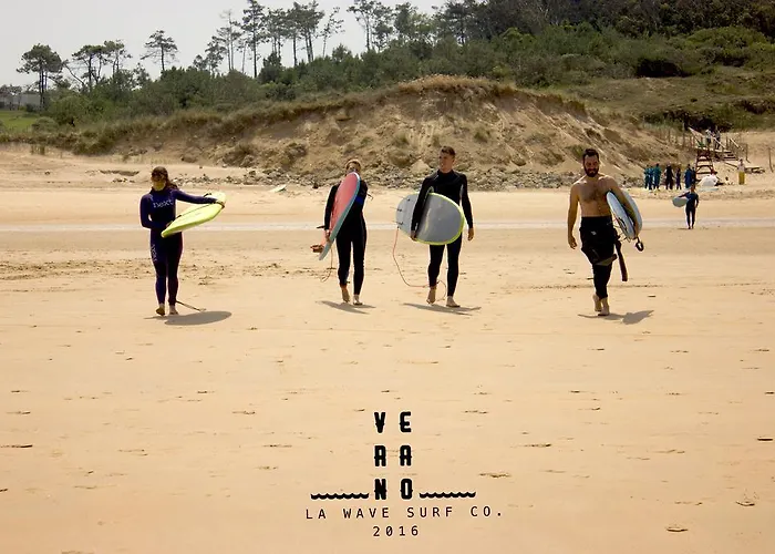 La Wave Surf House & School 擞莫