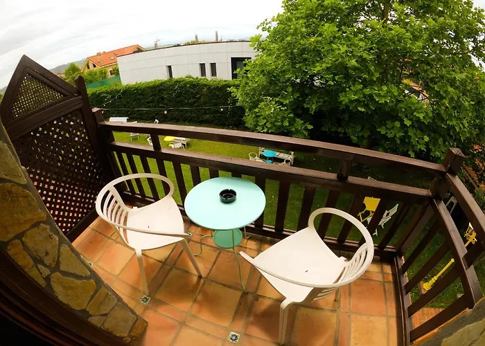 La Wave Surf House & School